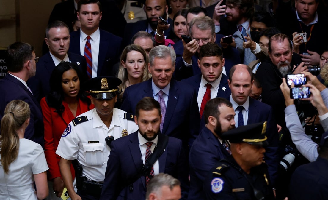 Le president de la chambre des representants, kevin mccarthy, retourne a son bureau apres que la chambre basse du congres americain a vote pour le destituer