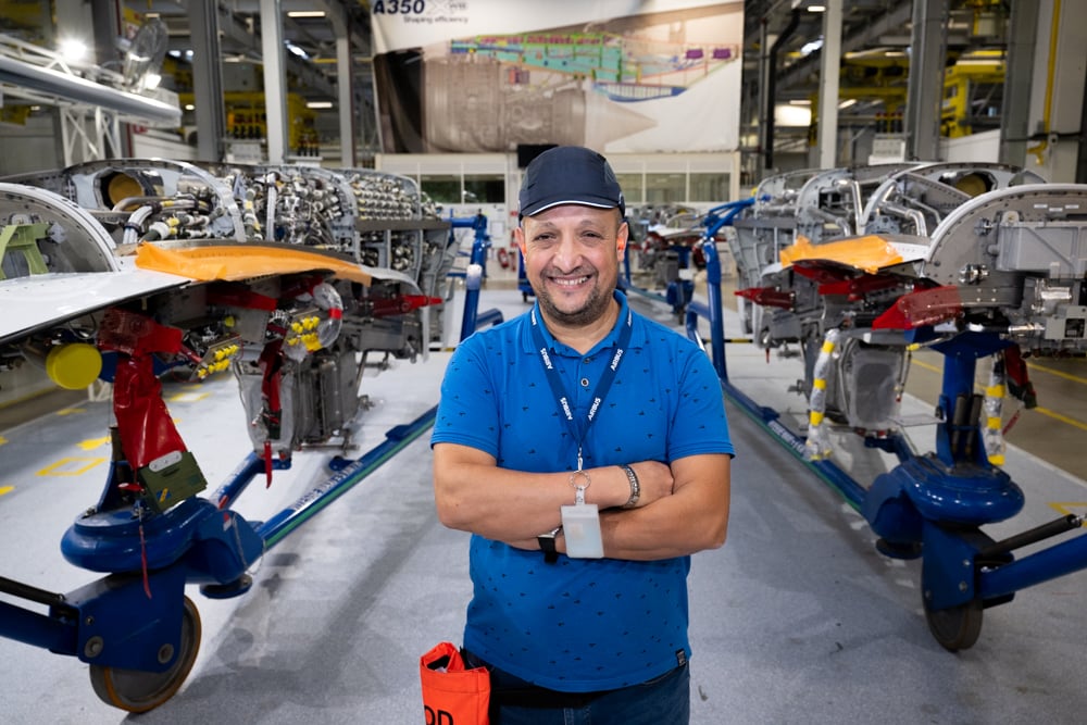 Mohamed, 52 ans, suit un BTS chez l'avionneur européen pour se reconvertir de la sécurité vers l'aéronautique.