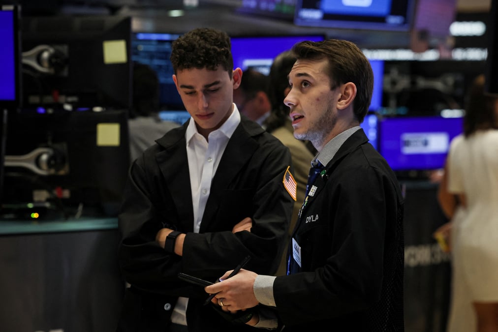 Des traders travaillent a la bourse de new york
