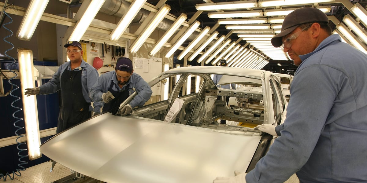 Des employés sur une chaîne de montage de l'usine Renault de Curitiba, au Brésil.
