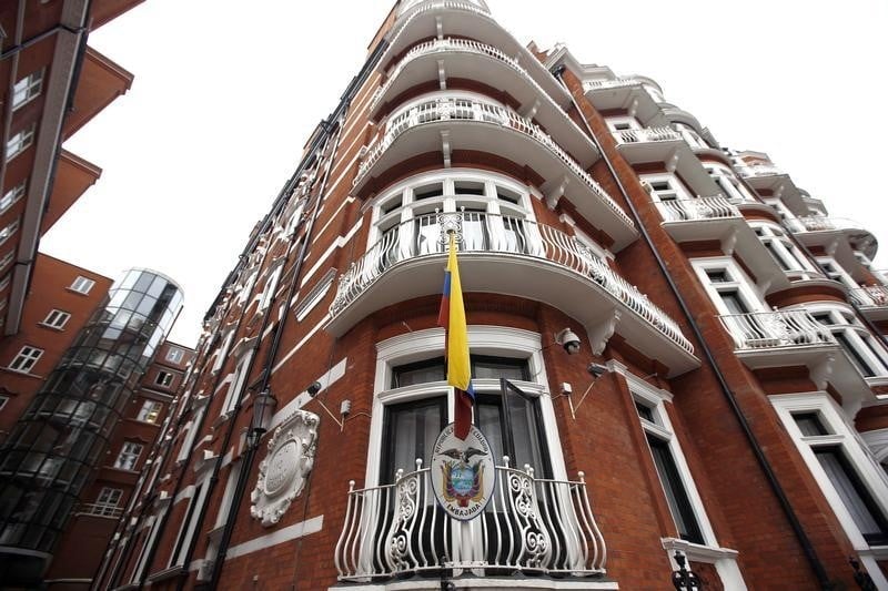 L'equateur limite l'acces d'assange a internet