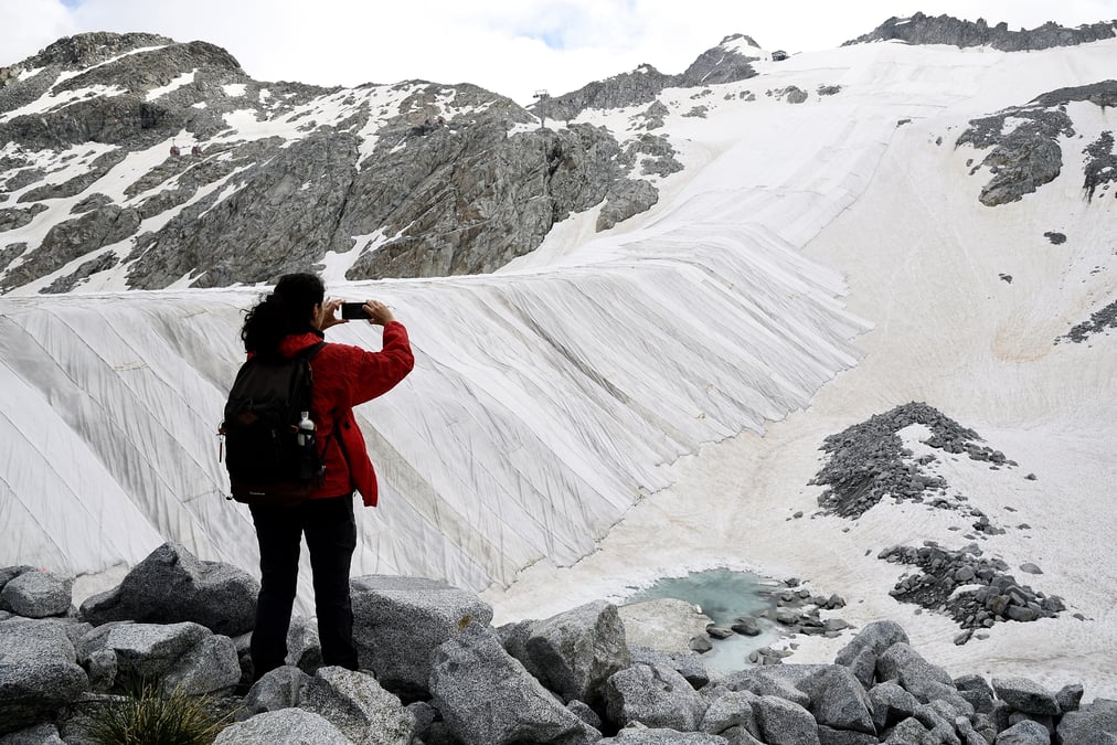 L'italie tente de proteger le glacier de presena de la chaleur estivale