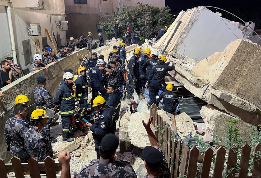 Les autorites travaillent sur le site de l'effondrement d'un immeuble a amman, en jordanie
