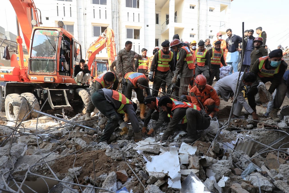 Les secouristes recherchent des victimes, apres un attentat-suicide au pakistan