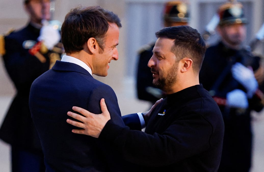 Emmanuel macron rencontre le president ukrainien volodymyr zelenskiy, a paris