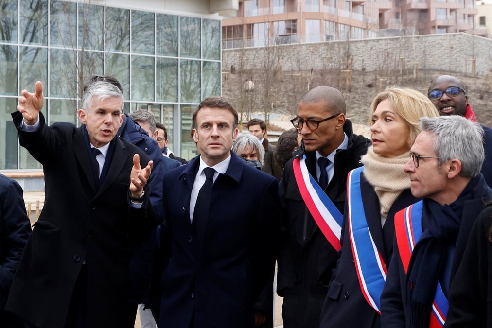De gauche à droite: Nicolas Ferrand, directeur général de la Société de livraison des ouvrages olympiques (Solideo), Emmanuel Macron, Karim Bouamrane, maire (Sans étiquette) de Saint-Ouen-sur-Seine, Valérie Pécresse, présidente (LR) de la région Île-de-France, Mohamed Gnabaly, maire (EELV) de L'Ile-Saint-Denis, et Stéphane Troussel, président (PS) du département de Seine-Saint-Denis.