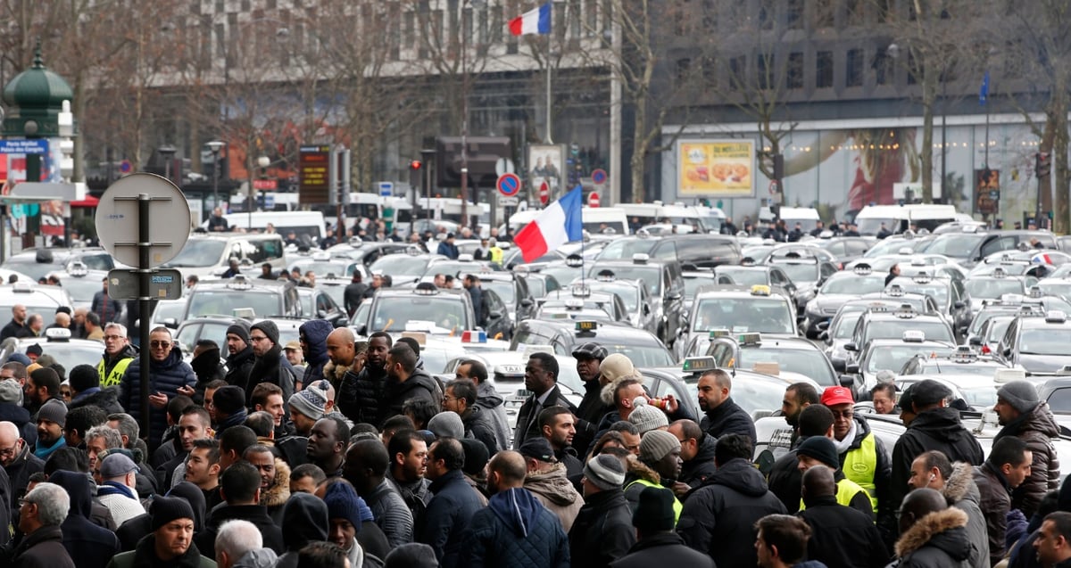 Dès samedi soir, certains chauffeurs, notamment parmi les indépendants, avaient annoncé leur intention de rester dans la rue jusqu'à lundi, notamment Boulevard Raspail à Paris, près du ministère des Transports - Photo d'illustration.