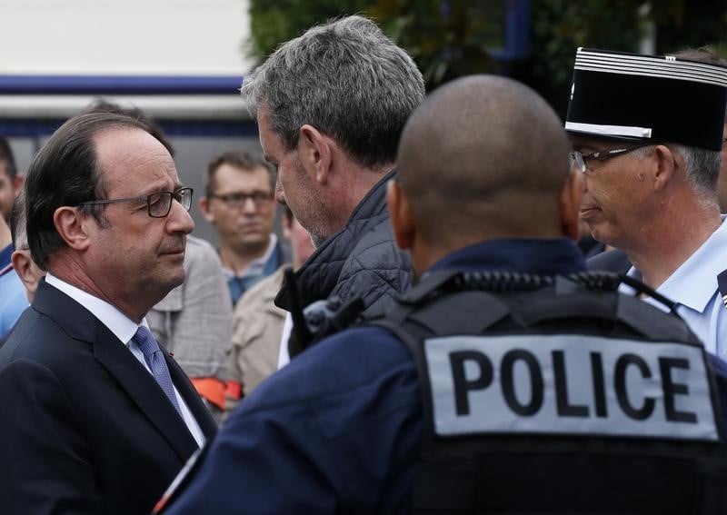 Hollande assure que les eglises seront davantage protegees