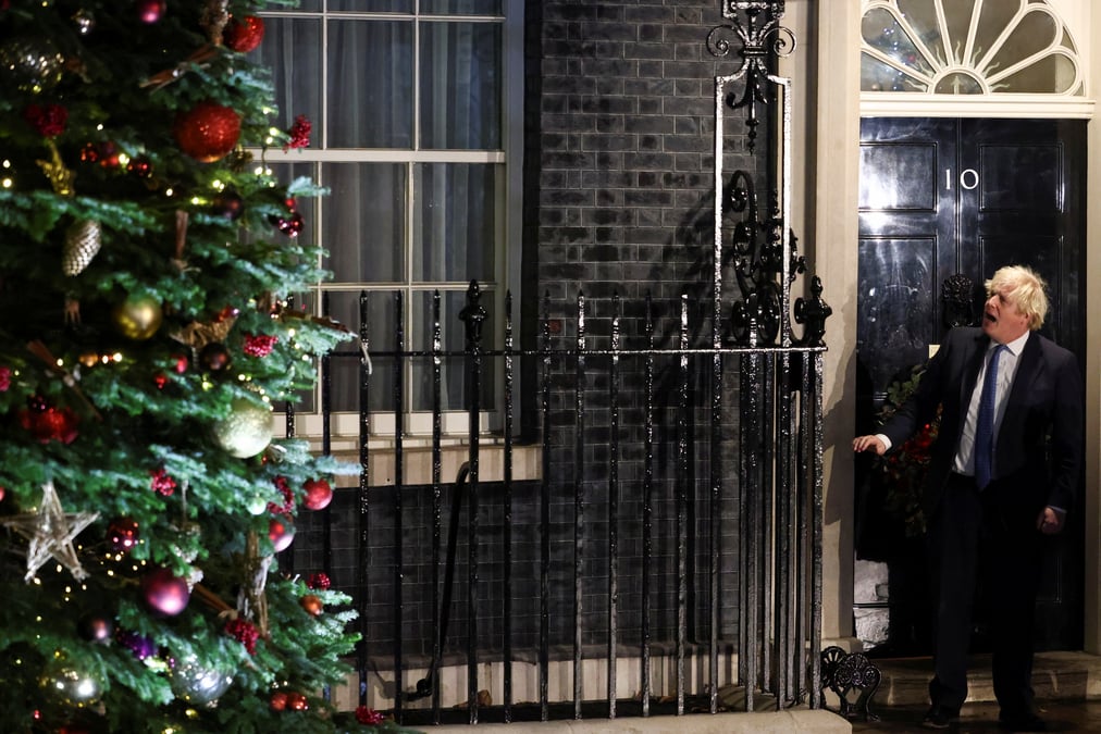 Johnson presente ses excuses apres une fete de noel controversee