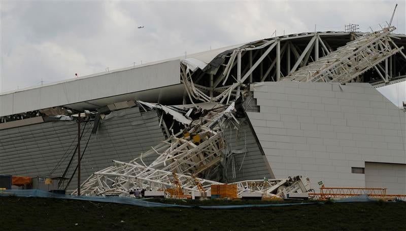 Accident sur un stade du Mondial au Brésil, 2 morts