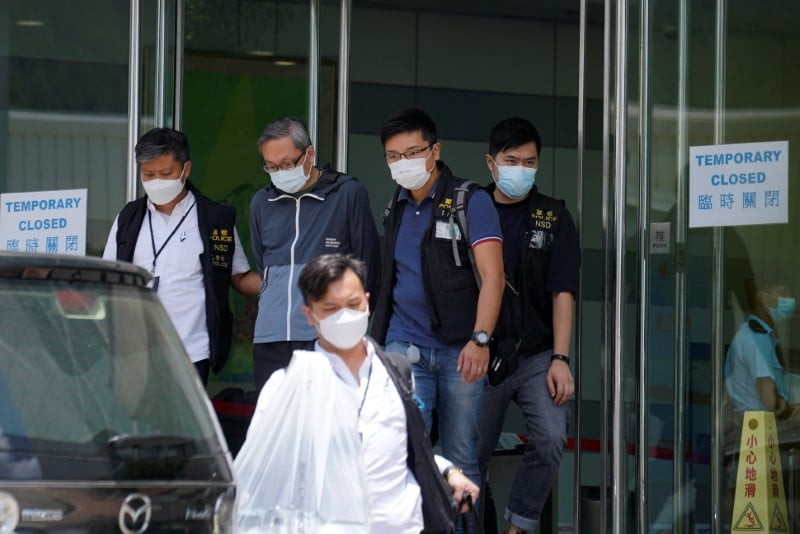 Hong kong: le journal apple daily declare que la police a arrete cinq de ses directeurs