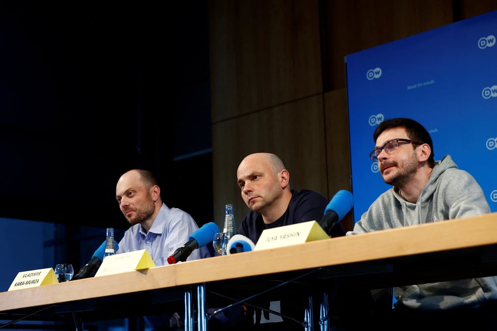 Les dissidents russes ilia iachine, vladimir kara-mourza et andrei pivovarov tiennent une conference de presse apres leur liberation, a bonn