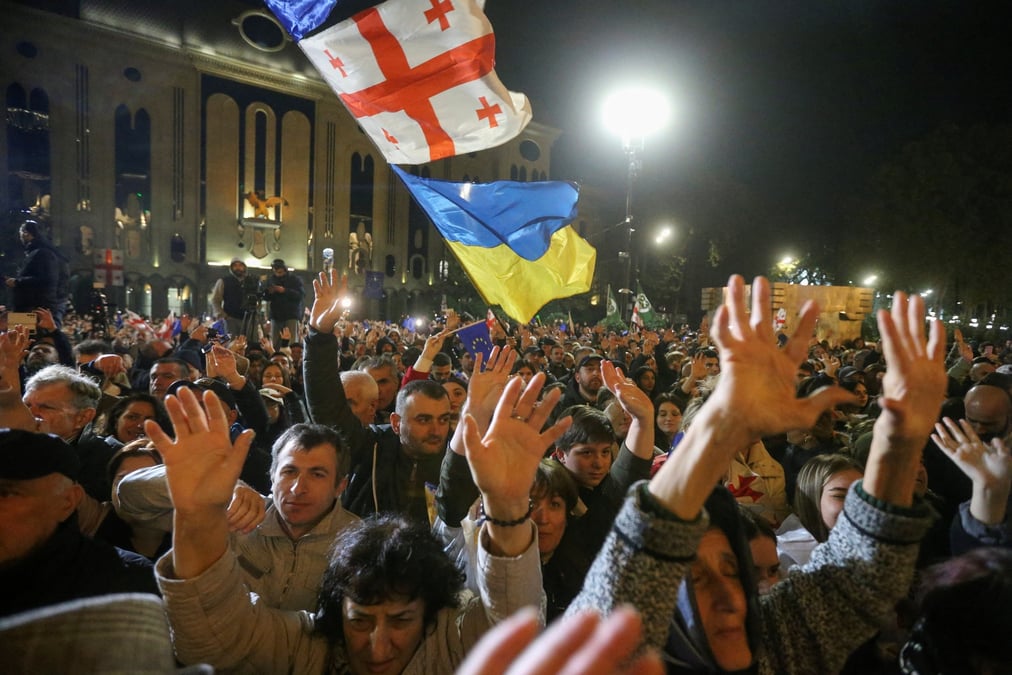 Des partisans des partis d'opposition georgiens lors d'un rassemblement pour contester le resultat des recentes elections parlementaires, a tbilissi