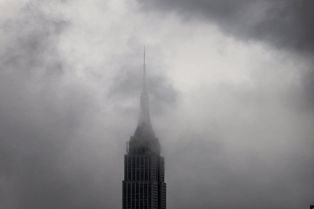 L'empire state building est couvert de brouillard par une matinee pluvieuse, vu depuis hoboken, dans le new jersey