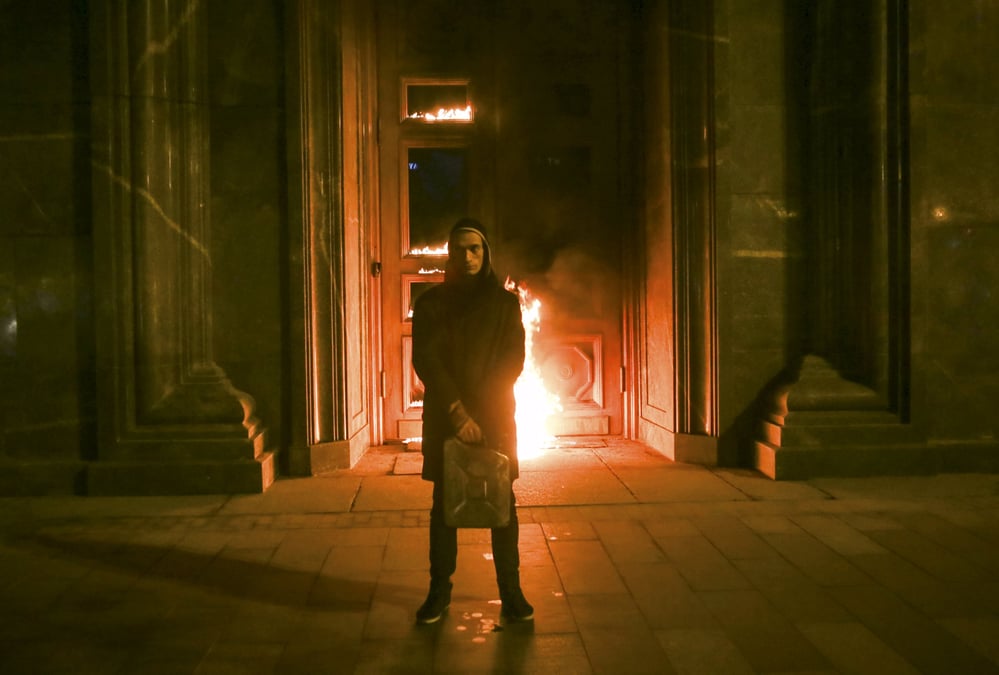 Performance d’un artiste russe qui met le feu aux portes du fsb
