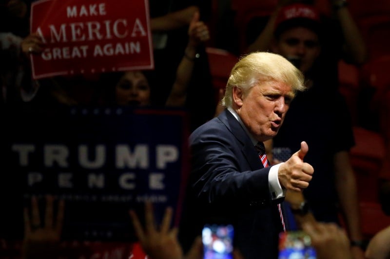 Trump veut federer son camp en visant la fondation clinton