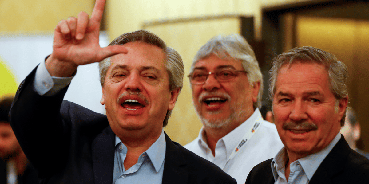 Le nouveau président (à g.) prend ses fonctions alors que les voyants de l'économie argentine sont dans le rouge.