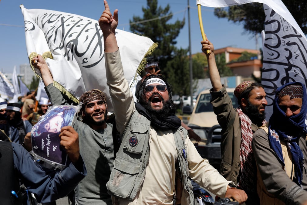 Des talibans fetant le deuxieme anniversaire de la chute de kaboul
