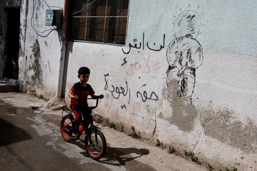 Un enfant palestinien faisant du velo