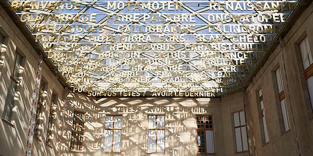 Le « ciel lexical » installé sous la verrière de la cour du jeu de paume du château.
