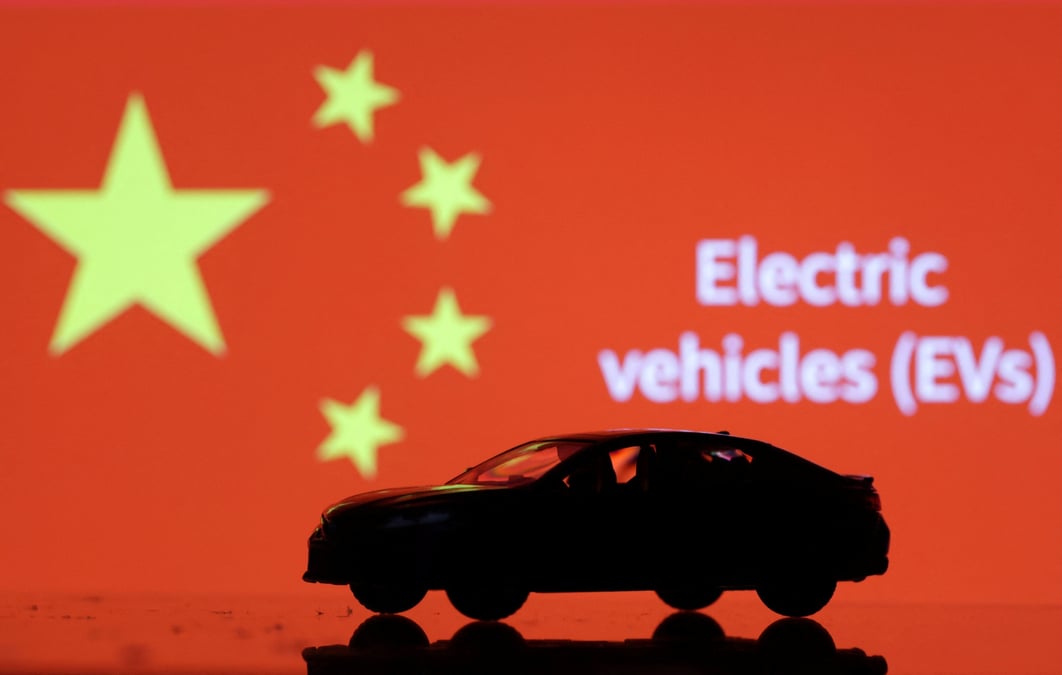 Une miniature de voiture, des mots "electric vechicles (evs)" et le drapeau chinois
