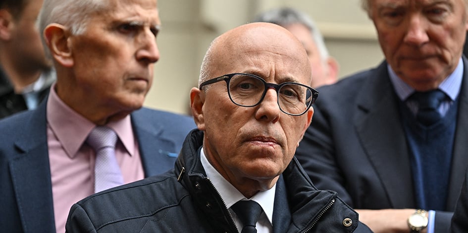 Le député est arrivé au son du tube « I will survive » devant quelque 3.000 partisans, selon les organisateurs.