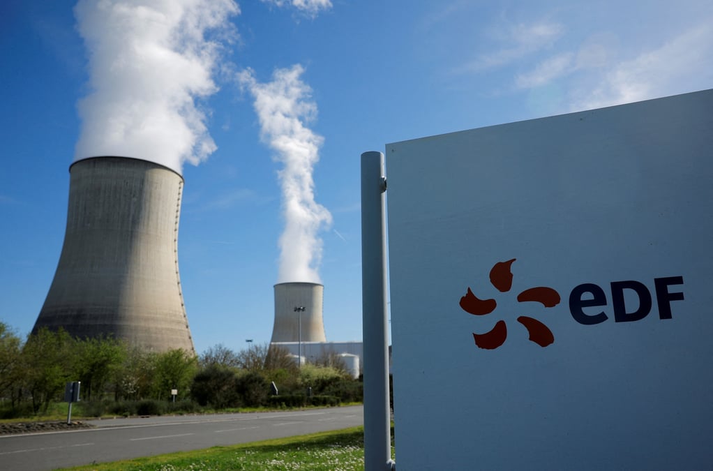 Photo d'archives: le logo d'edf devant les tours de refroidissement a l'entree du site de la centrale nucleaire a civaux