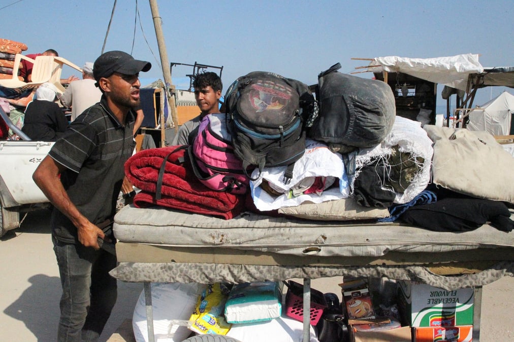 Des palestiniens fuient rafah suite a une operation militaire israelienne