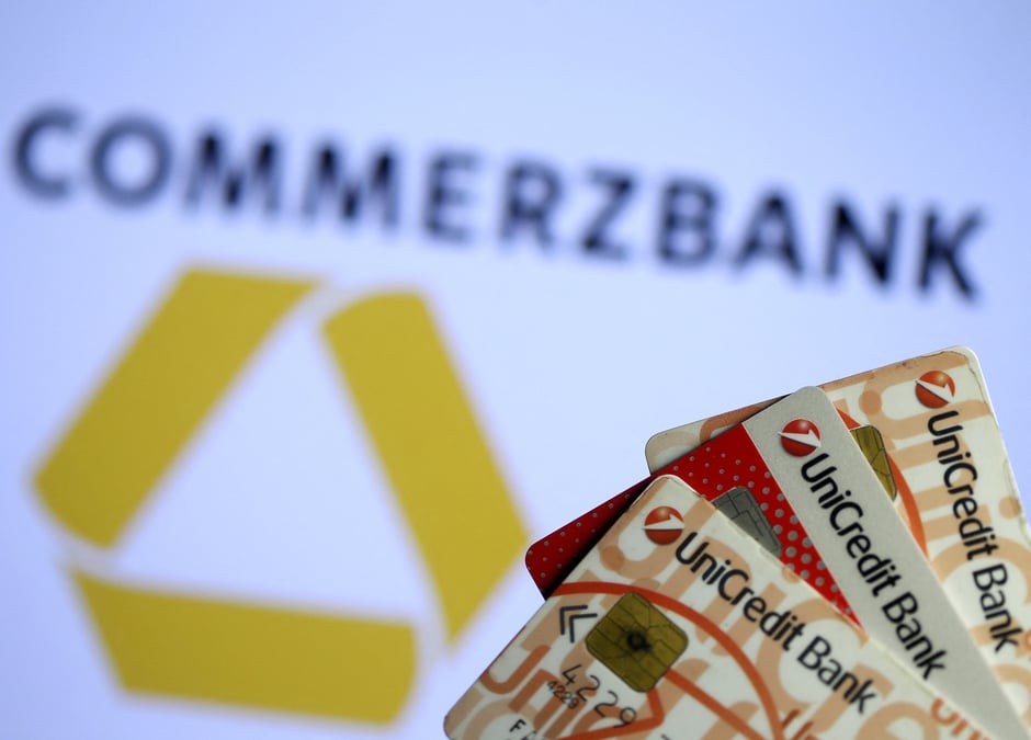 Cartes de credit unicredit et logo de commerzbank
