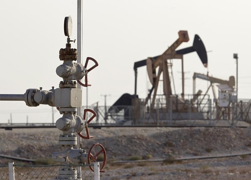 L'opep predit que l'offre de petrole restera excedentaire
