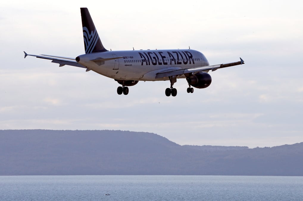 La liquidation entraîne la perte de la licence d'exploitation d'exploitation. Les 9.000 créneaux horaires d'Aigle Azur à Orly, qui motivent la quasi-totalité des repreneurs potentiels, vont être récupérés par Cohor, l'association qui gère les créneaux horaires.