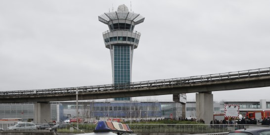 Un homme abattu a l'aeroport d'orly