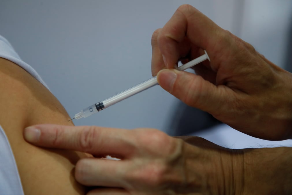 Coronavirus: huit fois moins de contaminations chez les vaccines en france