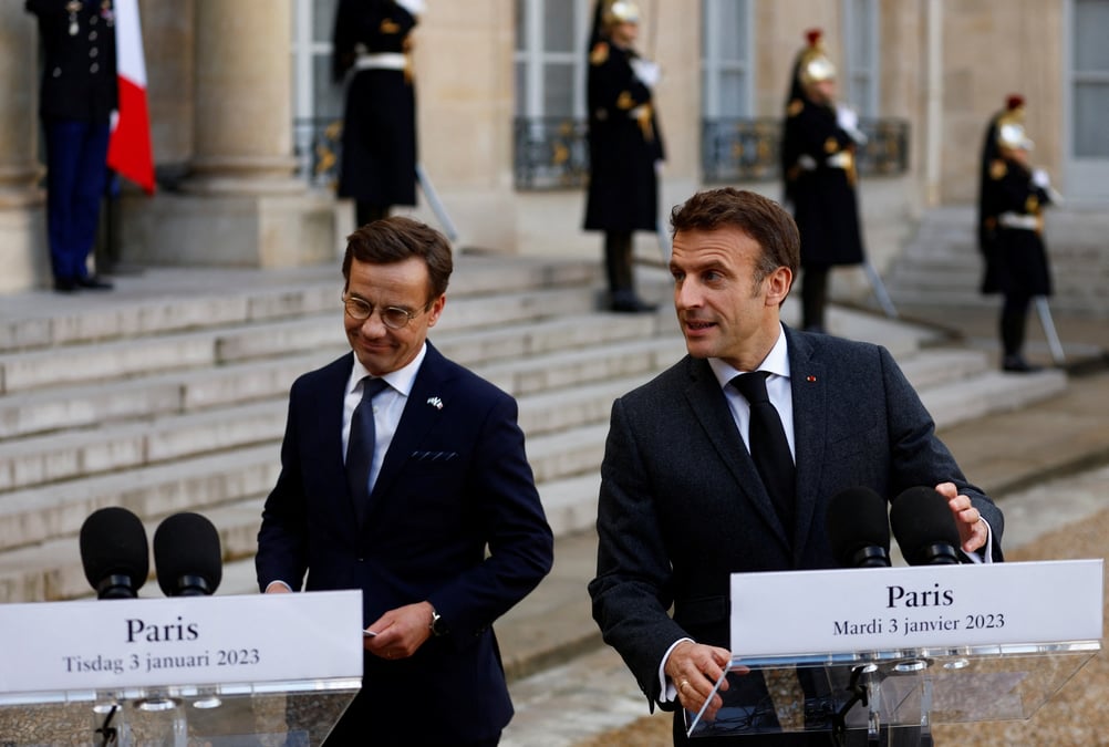 Le president francais emmanuel macron et le premier ministre suedois avant une reunion a l'elysee a paris