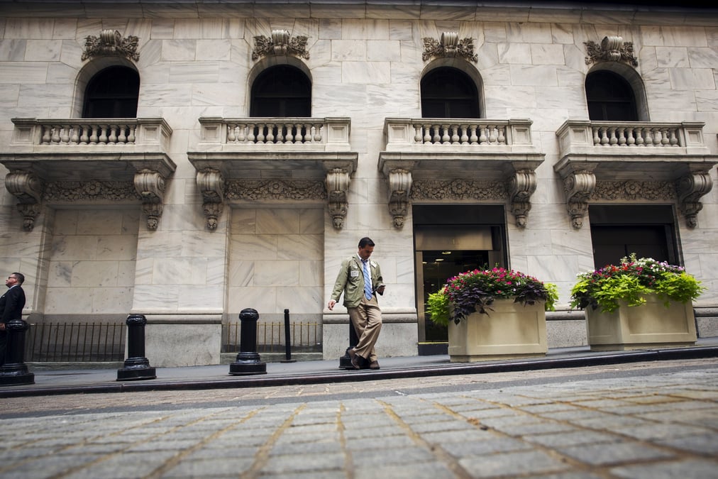 Un trader fume a l'exterieur de la bourse de new york
