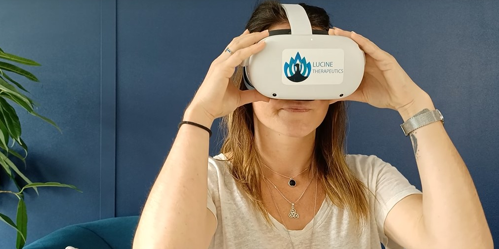 La solution Endocare, développée par Lucine, stimule la patient avec de la réalité virtuelle, de l'image et du son pour lutter contre les douleurs chroniques liées à l'endométriose.