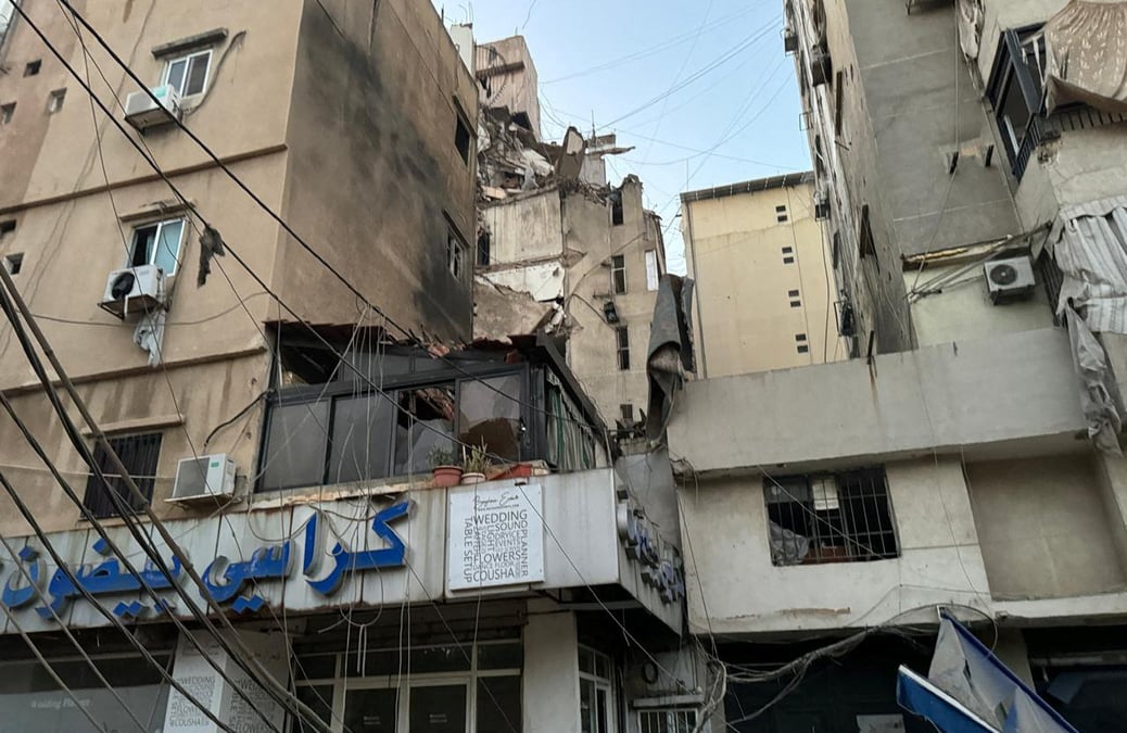 Une vue des degats apres ce que les sources de securite ont declare etre une frappe sur les banlieues sud de beyrouth