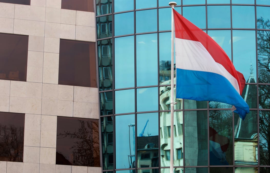Le drapeau du Luxembourg se reflète sur la Banque du Luxembourg en mai 2009