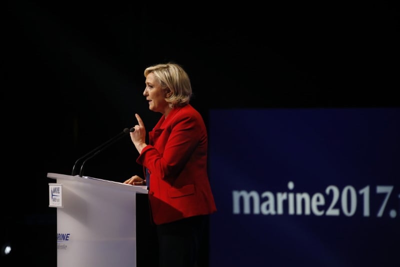 Le pen insiste sur ses fondamentaux lors d'un meeting perturbe