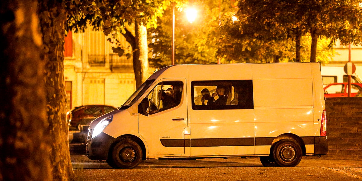 Chaque matin à Pauillac, c'est un ballet de camionnettes banalisées de prestataires viticoles qui viennent récupérer des travailleurs, majoritairement étrangers, pour les répartir dans les propriétés viticoles du Médoc.