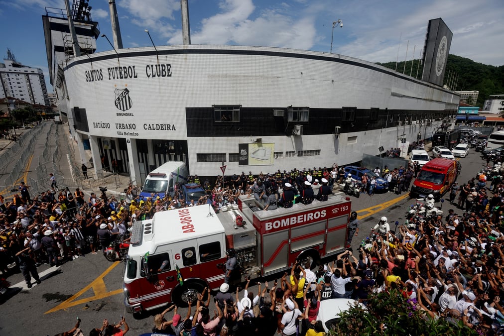 Le cercueil de pele est transporte par les pompiers, depuis le stade vila belmiro de son ancien club santos
