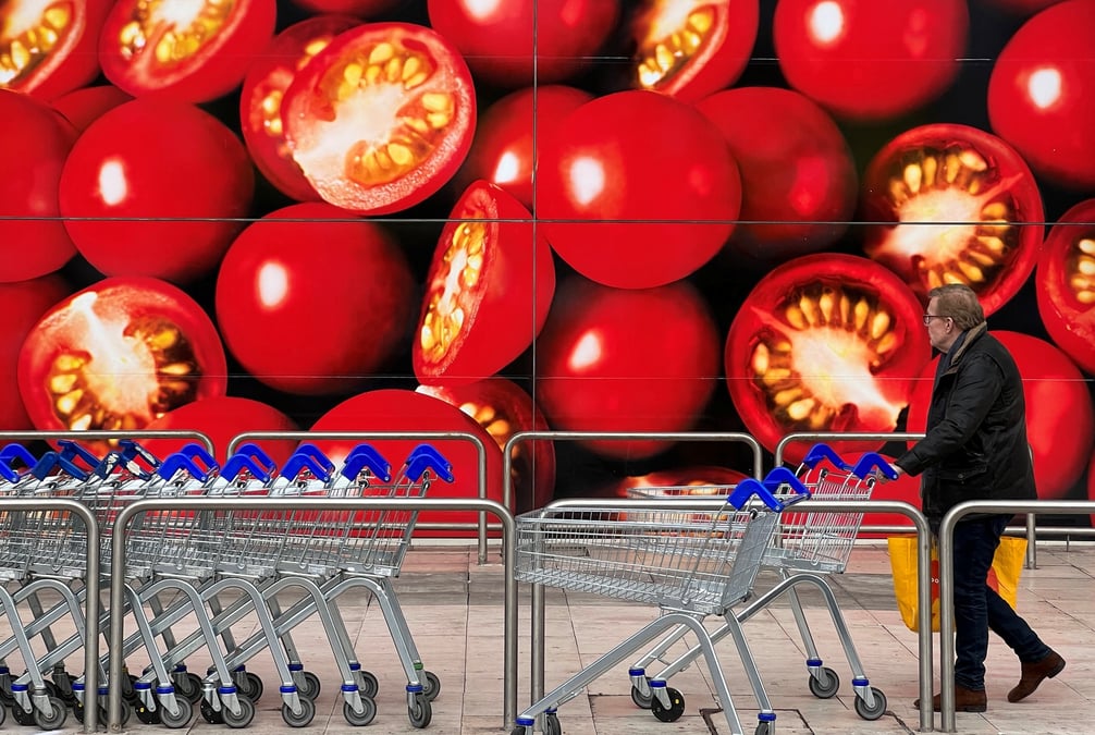 Un acheteur devant un supermarche a londres