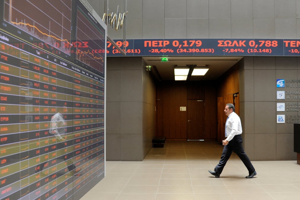 Photo d'un trader a la bourse d'athenes