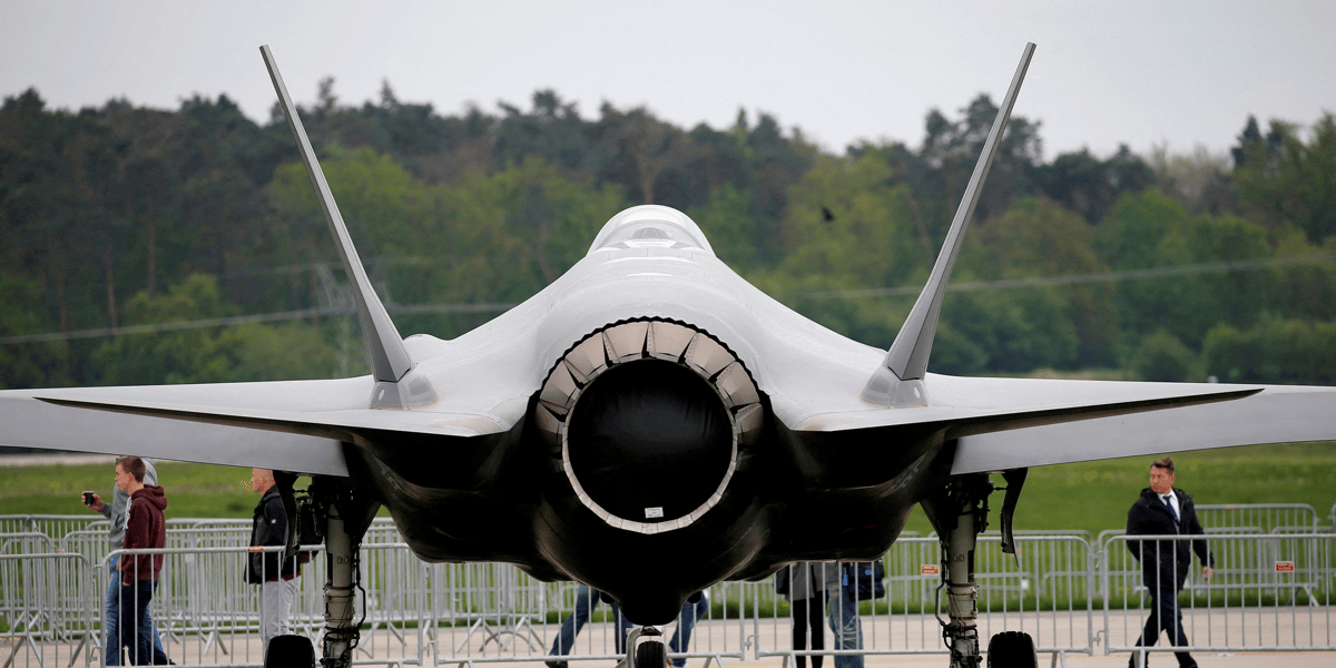 Comme le prévoit la loi américaine, le département d'État doit approuver les ventes d'armes à des pays tiers et en informer le Congrès. Les États-Unis n'approuvent d’ailleurs la vente des F-35 qu'à leurs partenaires les plus proches.