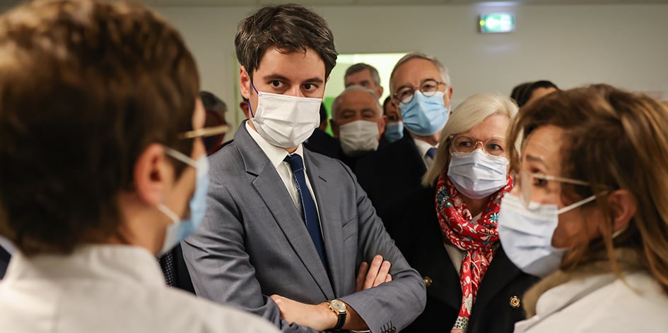 Le Premier ministre, Gabriel Attal, accompagné de Catherine Vautrin, la ministre du Travail, de la Santé et des Solidarités, hier aux urgences du CHU de Dijon.