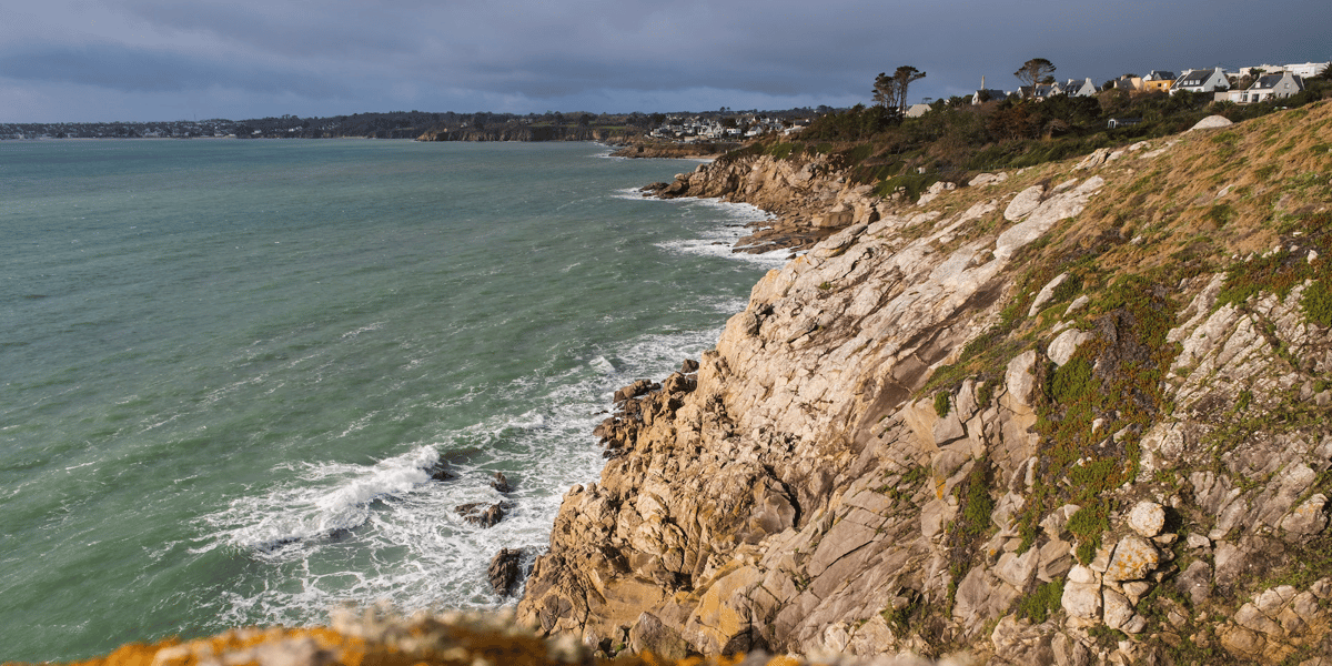Sentier du littoral qui longe la cote bretonne, à Locmaria-Plouzane (Finistère) en Bretagne.