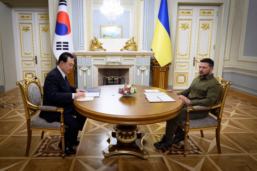 Le president ukrainien volodymyr zelenskiy et son homologue sud-coreen yoon suk yeol lors d'une reunion a kyiv