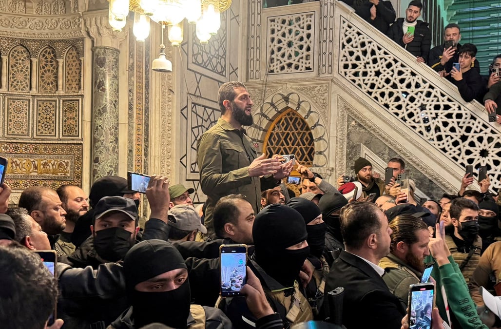 Le commandant rebelle de haut rang abu mohammed al-golani s'adresse a une foule a la mosquee des omeyyades a damas