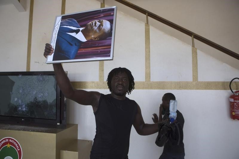 Le président burkinabé démissionne, l'armée assume le pouvoir