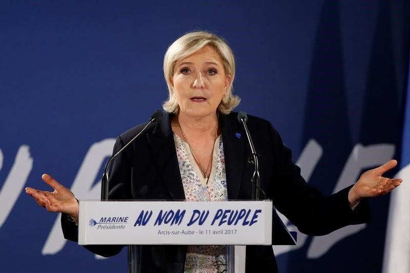 Marine le pen se dit "fachee avec l'eglise"